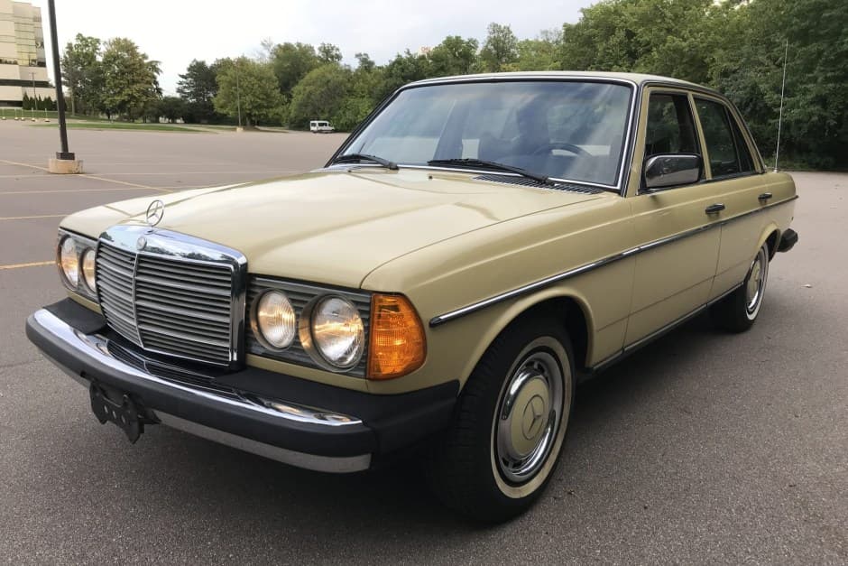 1979 Mercedes-Benz W123 sold for $7,525