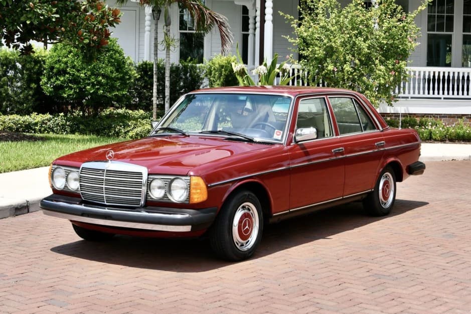 1979 Mercedes-Benz W123 sold for $25,300