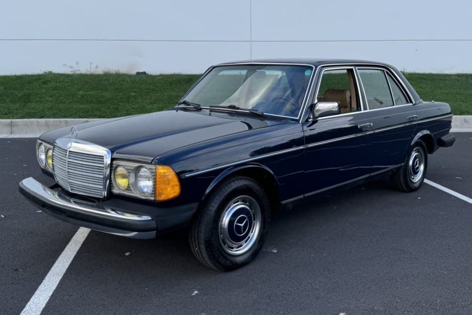 1981 Mercedes-Benz W123 sold for $13,000
