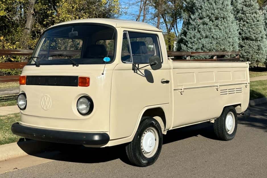 1993 Volkswagen Bay-Window Pickup sold for $15,555