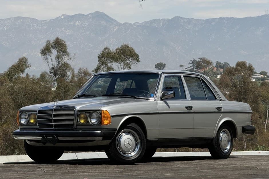 1982 Mercedes-Benz W123 sold for $20,200