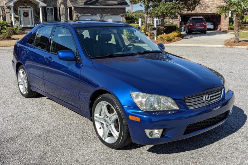 2001 Lexus IS sold for $10,250