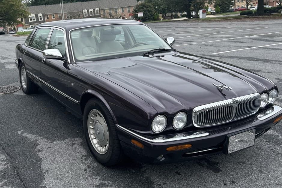 1999 Jaguar X308 XJ (1998-2003) sold for $12,250