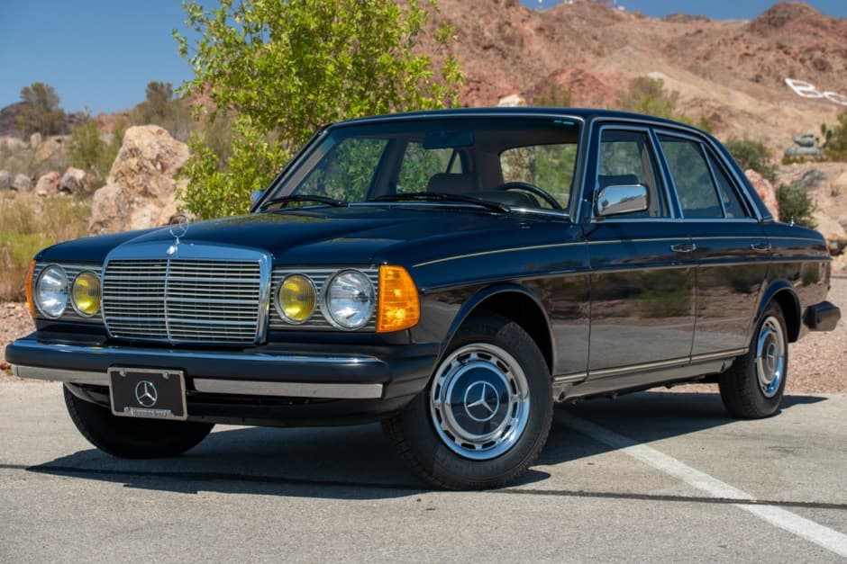 1983 Mercedes-Benz W123 sold for $32,000