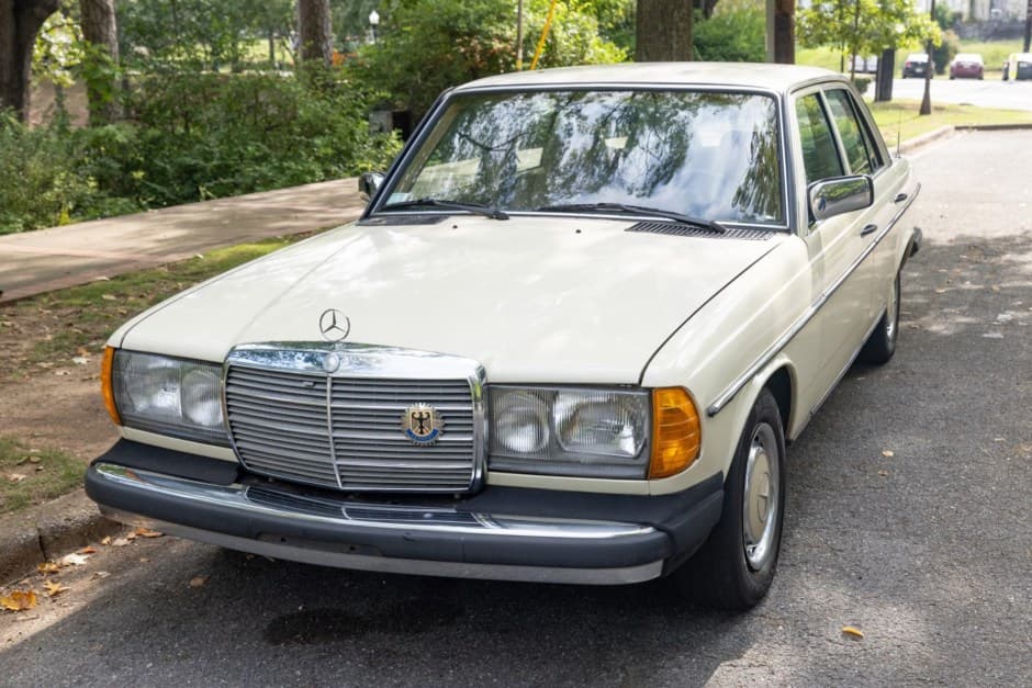 1983 Mercedes-Benz W123 sold for $4,200