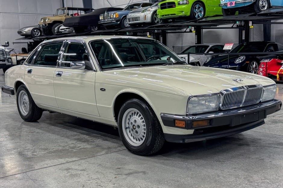 1990 Jaguar XJ40 XJ (1988-1994) sold for $9,200