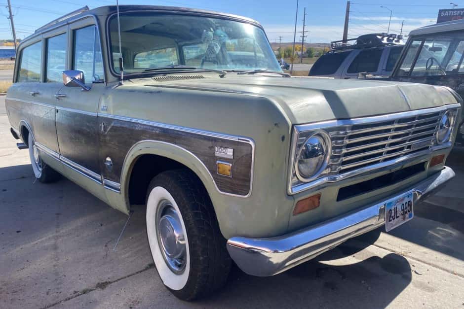 1974 International Harvester Travelall sold for $10,800