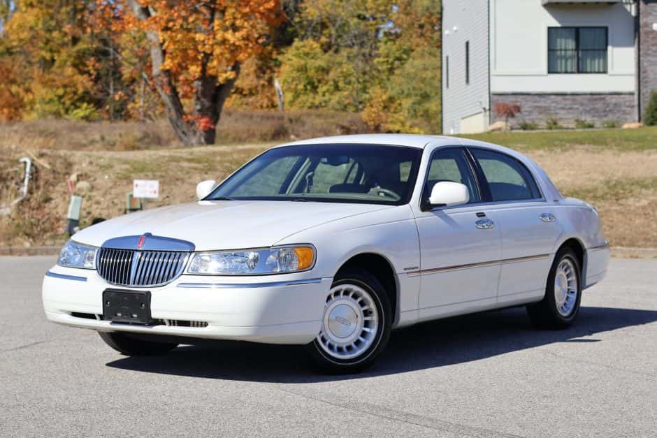 2002 Lincoln Town Car sold for $10,250