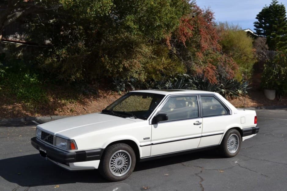 1990 Volvo 700-Series sold for $12,800