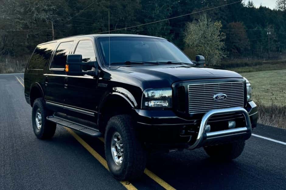 2005 Ford Excursion sold for $33,750