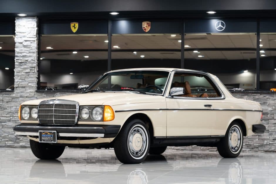 1979 Mercedes-Benz W123 sold for $29,000