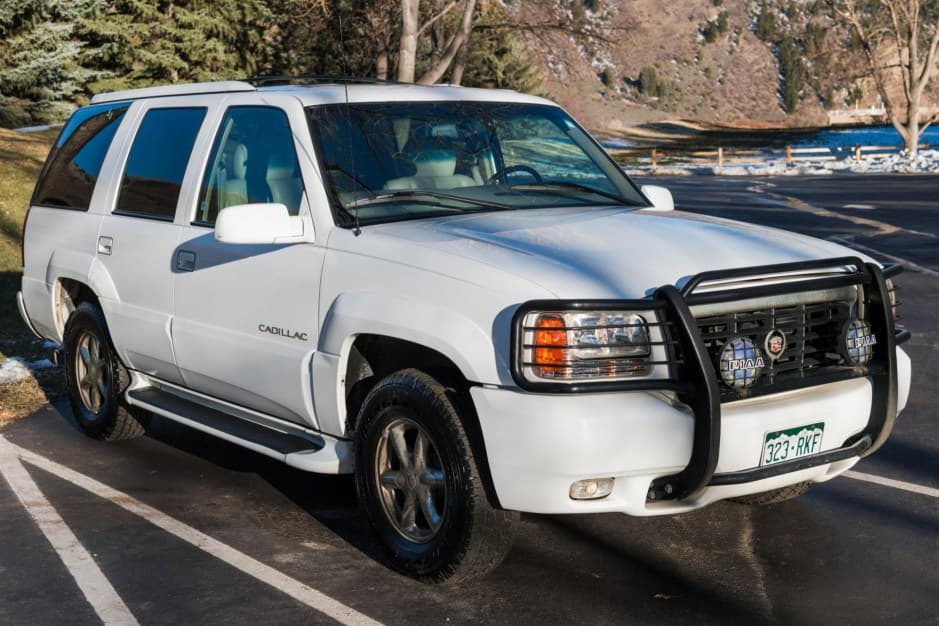 2000 Cadillac Escalade GMT400 (1999-2000) sold for $13,251