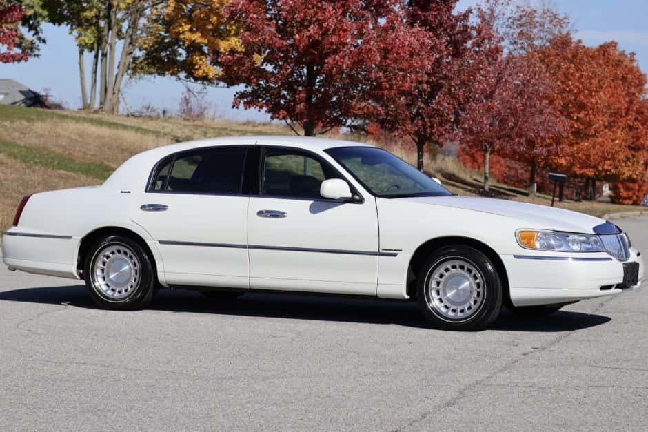 2002 Lincoln Town Car sold for $13,250