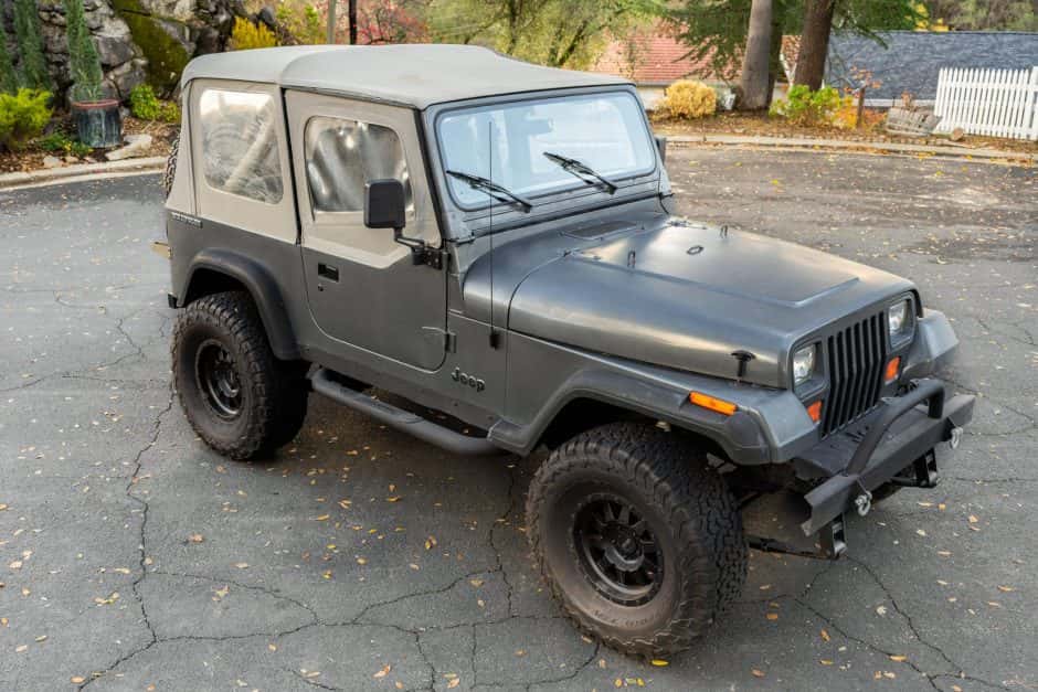 1990 Jeep Wrangler YJ (1987-1995) sold for $8,100