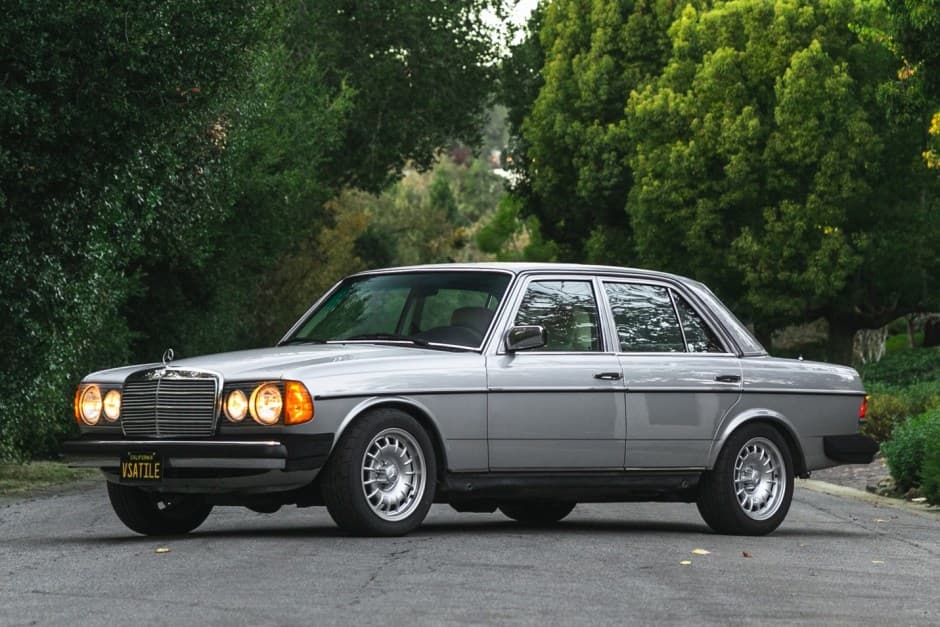 1978 Mercedes-Benz W123 sold for $8,000