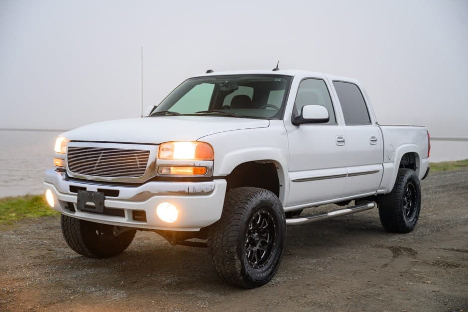 2005 GMC Sierra (GMT800 1999-2007) sold for $22,350