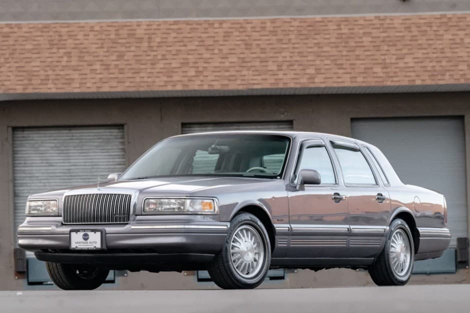 1995 Lincoln Town Car sold for $7,500