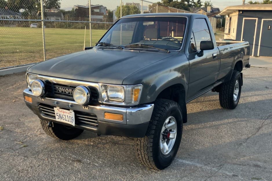 1990 Toyota Pickup (N80/90/100/110 1989-1997) sold for $8,000