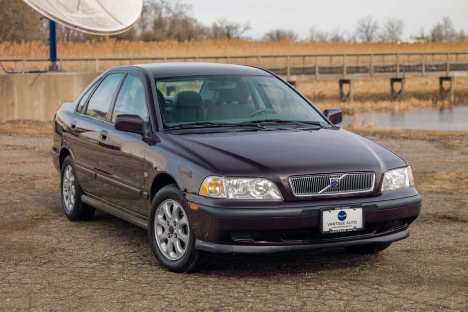 2000 Volvo sold for $8,800