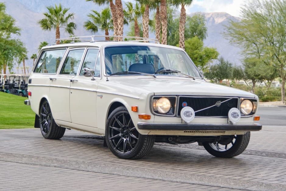 1971 Volvo 140 sold for $10,500