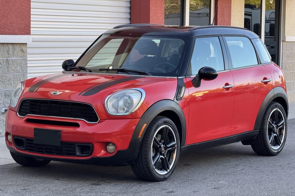 2011 Mini R60 Countryman sold for $8,100
