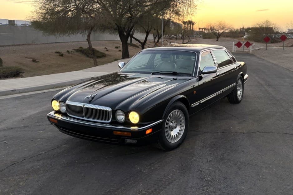 1996 Jaguar X300 XJ (1995-1997) sold for $9,675