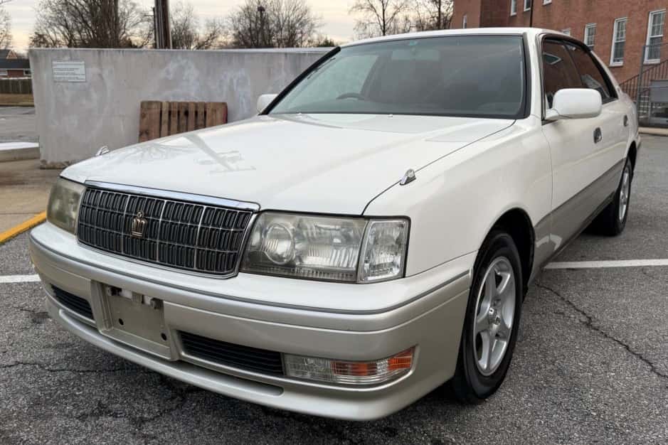 1999 Toyota Crown sold for $11,900