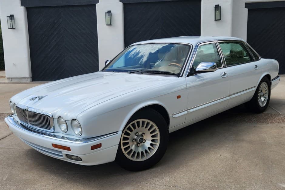 1996 Jaguar X300 XJ (1995-1997) sold for $8,200