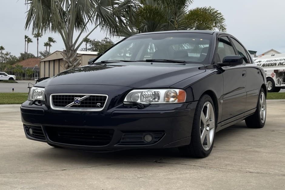 2005 Volvo S60R sold for $7,100