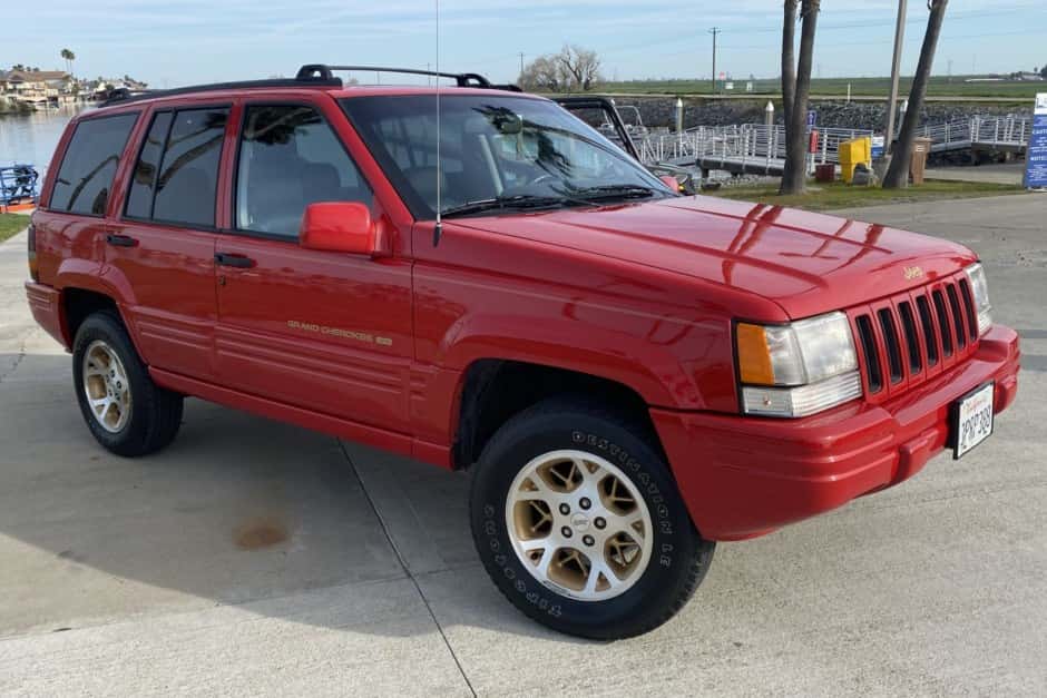 1996 Jeep ZJ Grand Cherokee sold for $15,500