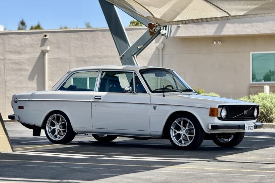 1973 Volvo 140 sold for $5,142