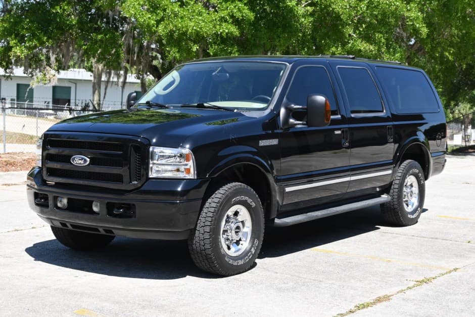 2005 Ford Excursion sold for $30,250