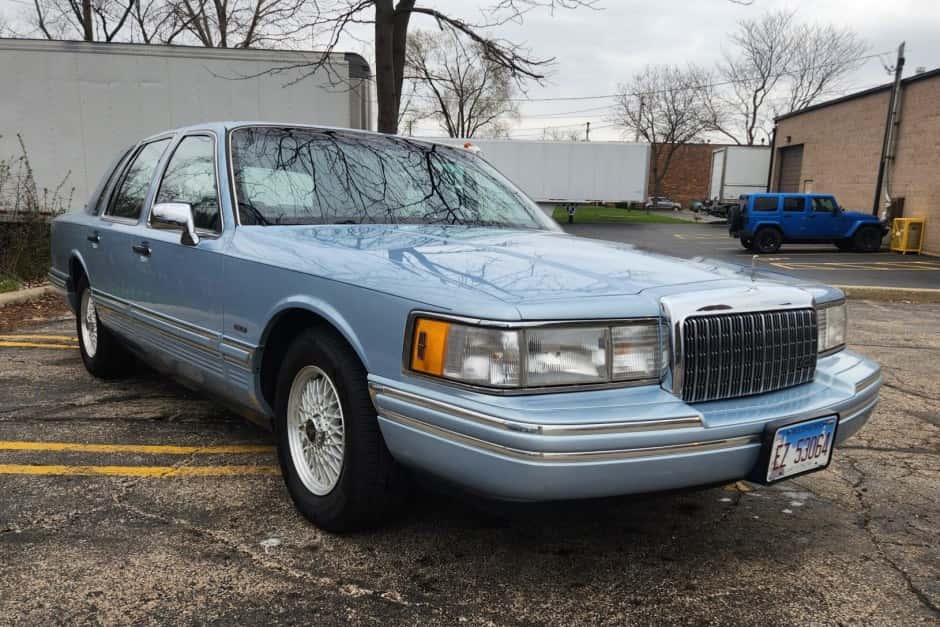1993 Lincoln Town Car sold for $5,500