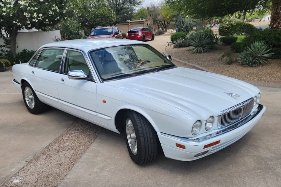 1996 Jaguar X300 XJ (1995-1997) sold for $7,621