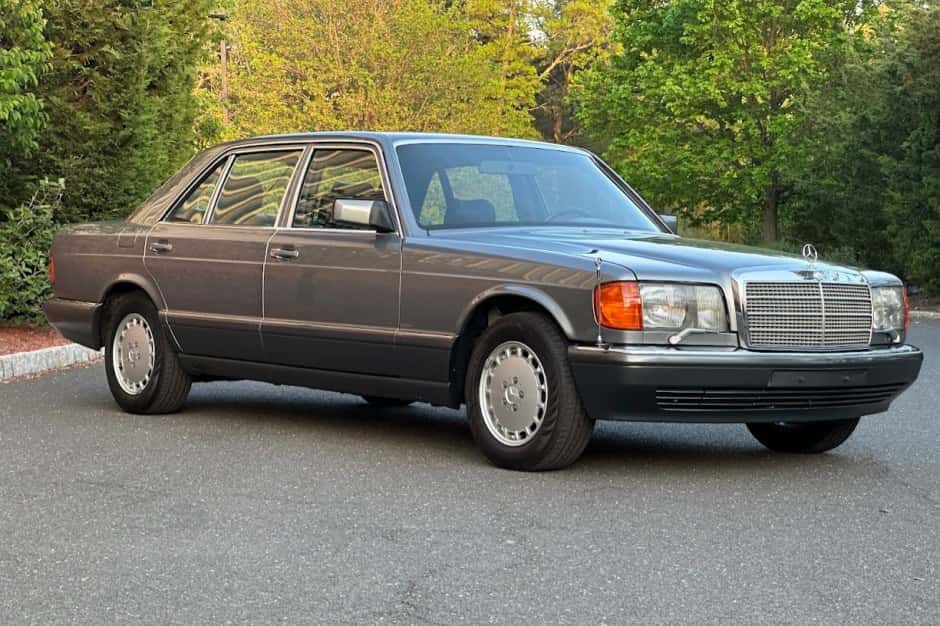 1989 Mercedes-Benz W126 S-Class sold for $38,000