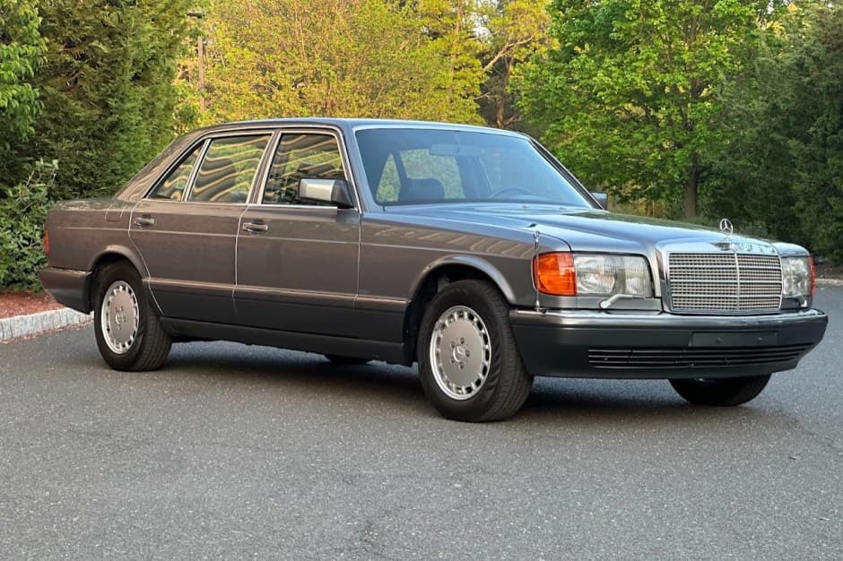 1989 Mercedes-Benz W126 S-Class sold for $38,000