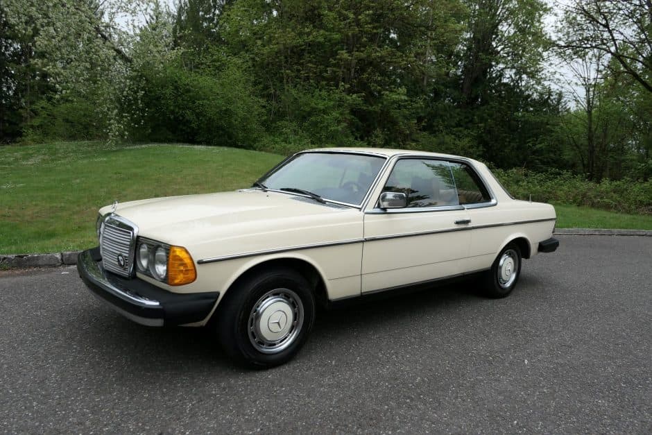 1979 Mercedes-Benz W123 sold for $5,300