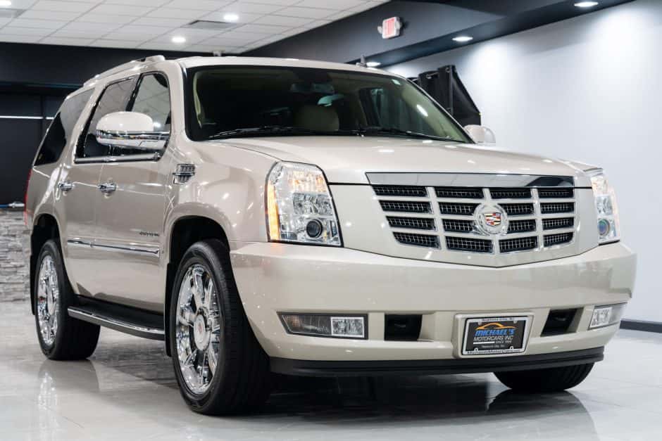 2013 Cadillac Escalade & EXT GMT900 (2007-2014) sold for $30,250