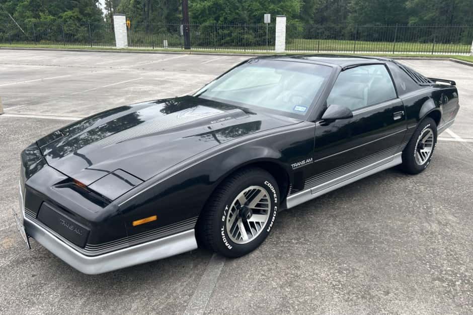 1984 Pontiac Firebird (1982-1992) sold for $9,500