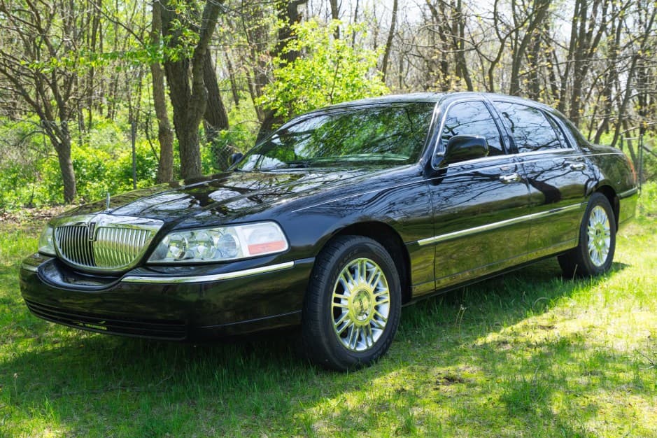 2008 Lincoln Town Car sold for $10,500