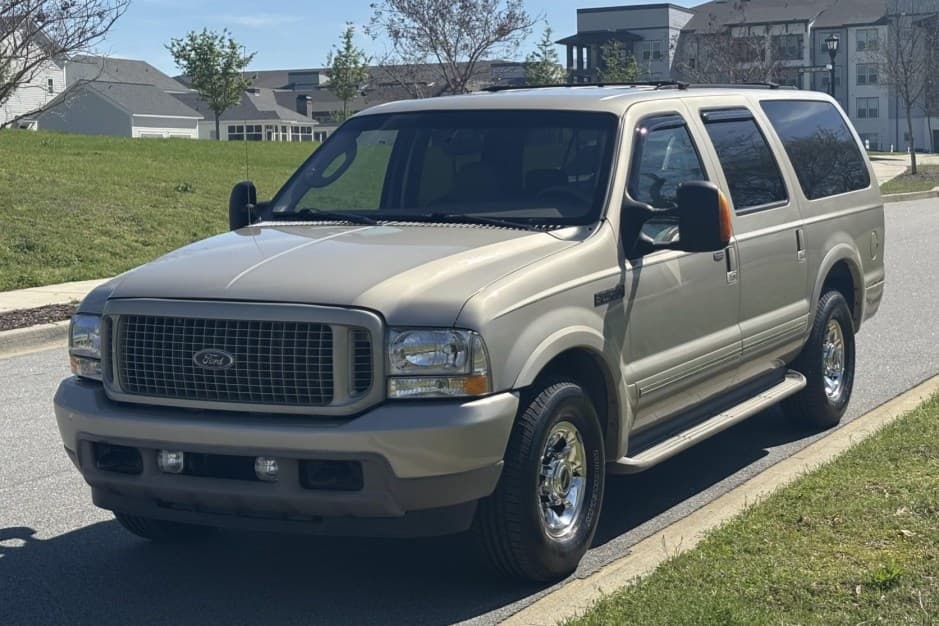 2004 Ford Excursion sold for $16,469