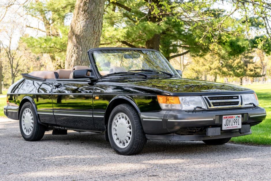 1991 Saab 900 sold for $8,250