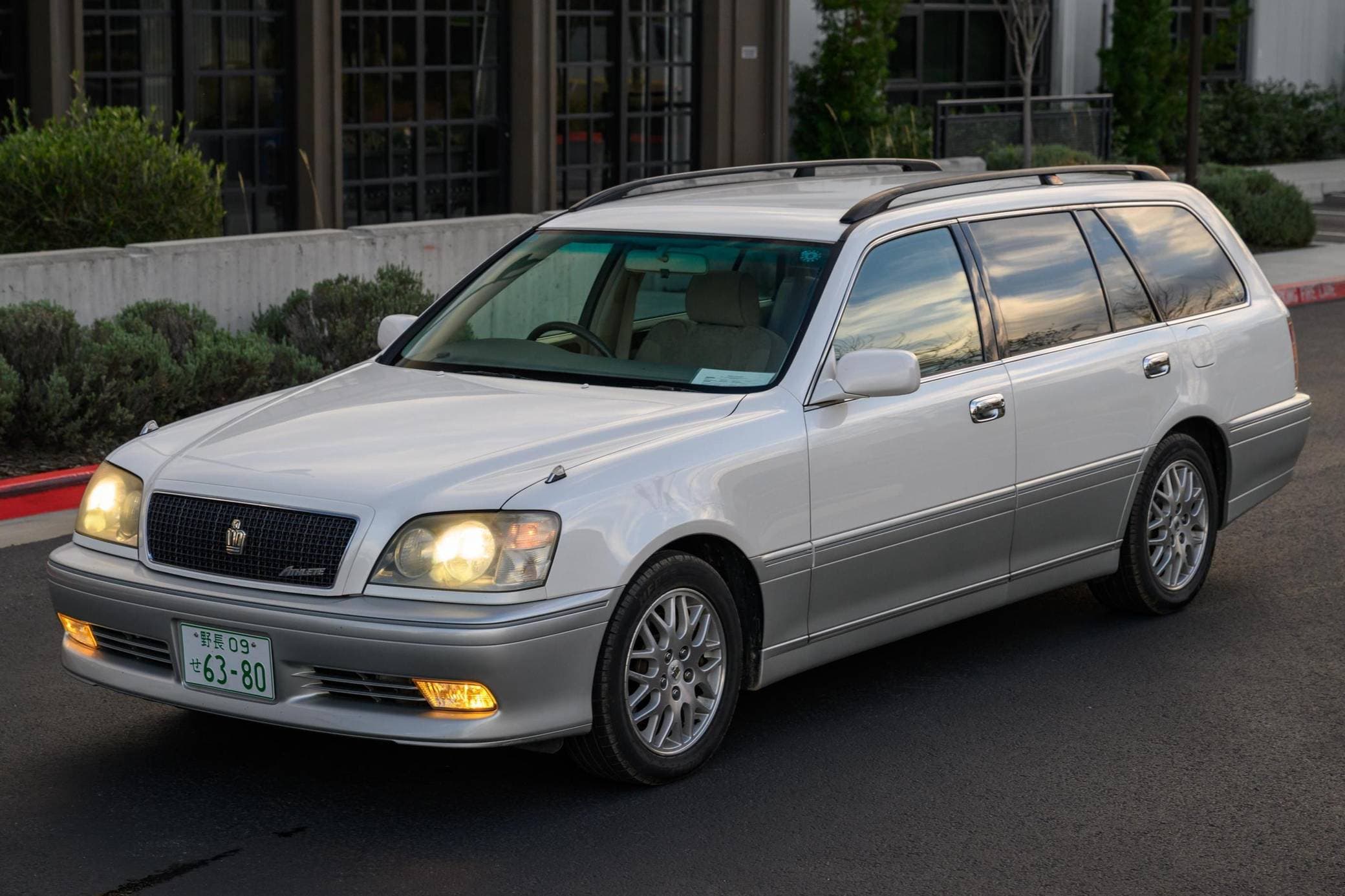 2000 Toyota Crown sold for $16,000