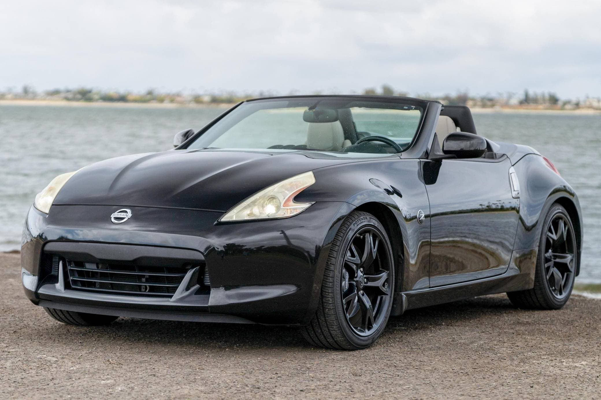 2010 Nissan 370Z sold for $15,021