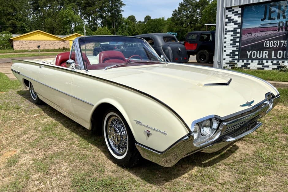 1962 Ford Thunderbird (1961-1963) sold for $27,500