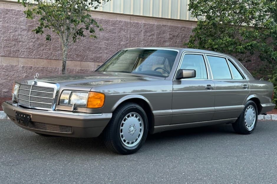 1990 Mercedes-Benz W126 S-Class sold for $38,000