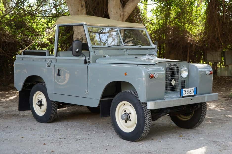 1963 Land Rover Series 88 sold for €12,213