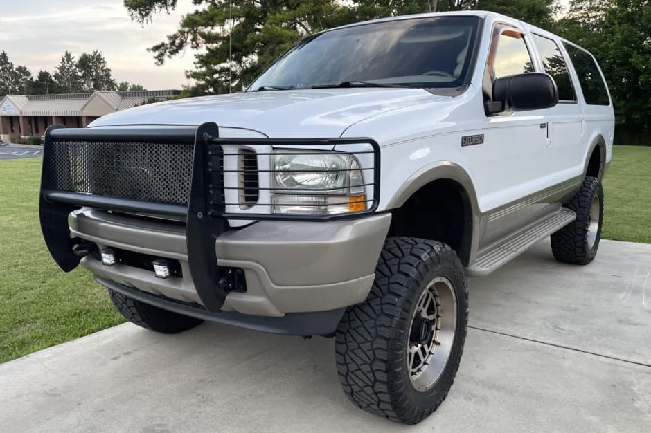 2004 Ford Excursion sold for $31,115