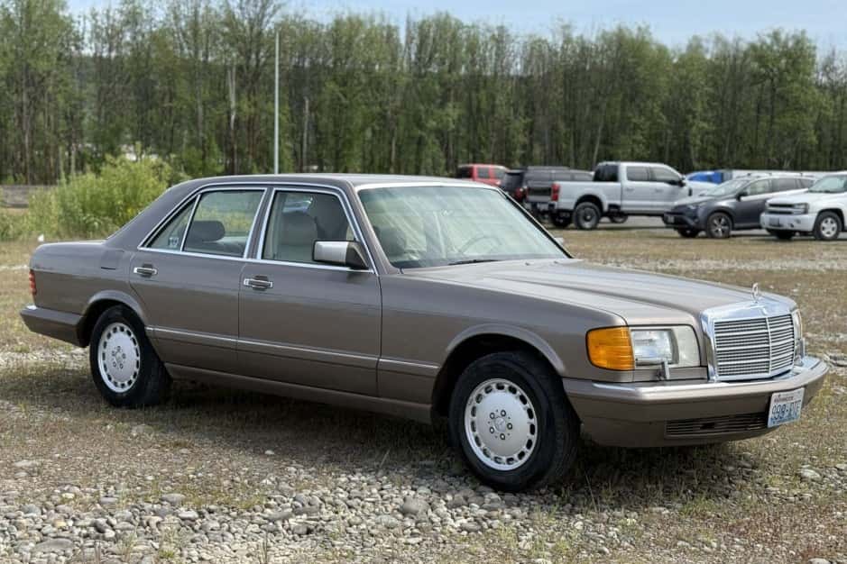 1989 Mercedes-Benz W126 S-Class sold for $3,200