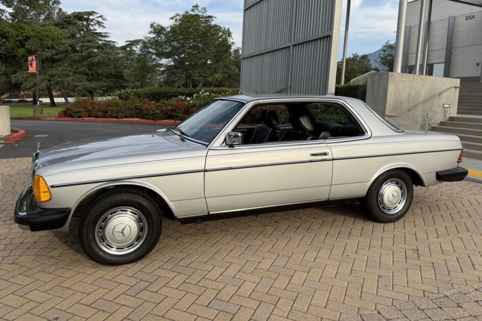 1978 Mercedes-Benz W123 sold for $16,000